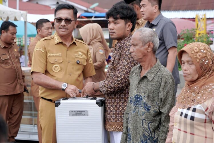 Bupati Solok Selatan, Khairunas menyerahkan bantuan peralatan UMKM secara simbolis. IST