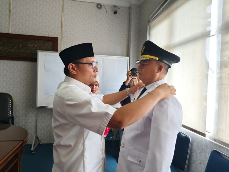 Serah terima jabatan Camat Sasak Ranah Pasisie dari pejabat yang lama Yeni Tunida kepada pejabat yang baru Harisantoni di ruangan Sekdakab Pasbar, Rabu (10/12).OSNIWATI