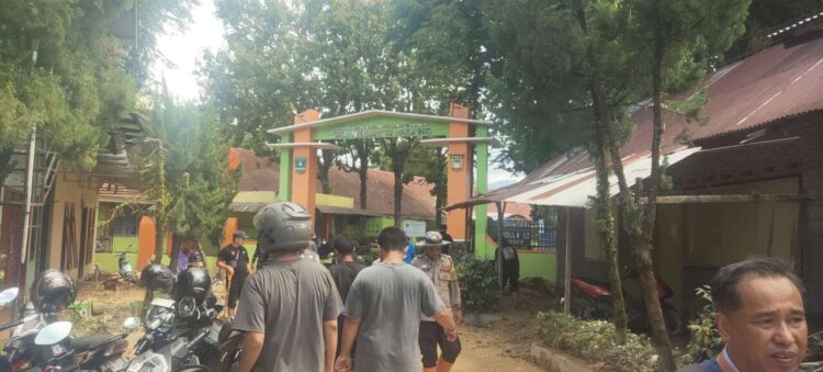 SMA Negeri 12 Padang di Kecamatan Nanggalo menjadi salah satu sekolah yang terdampak paling parah akibat banjir bandang yang melanda Kota Padang, pada akhir pekan lalu.Mulai dari gerbang sekolah hingga ruang kelas dan Fasilitas lainnya terendam lumpur. AFRIANITA