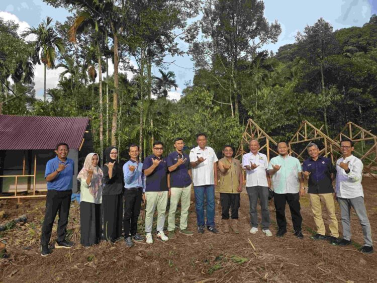 Kunjungan Ketua Kadin Sumbar, Buchari Bachter ke unit contoh rumah type 36 plus dengan memakai material Sepablock produksi PT Semen Padang bersama Kepala Dinas Perkim Kota Padang dan Perwakilan PT. Semen Padang, Rabu (24/12). DOK AFRIANITA