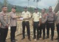 Ketua BPD ABUJAPI Sumbar Tafyani Kasim menyerahkan bantuan secara simbolis kepada 31 Satpam yang menjadi korban banjir bandang, Selasa (30/12). AFRIANITA