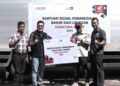 General Manager PT Hayati Pratama Mandiri, Hendri Faezal bersama tim saat penyerahan bantuan kepada BPBD Sumbar pada Selasa (23/12) lalu. DOK AFRIANITA