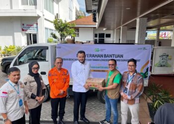 PT Pegadaian Area Padang Serahkan Bantuan Korban Bencana