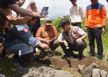 Peletakan Batu Pertama, Willie Salim dan Ustaz Derry Bangun 10 Rumah Korban Bencana di Padang Panjang