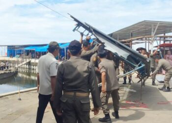 Satpol PP dan Dinas Pariwisata Tertibkan PKL di Kawasan Wisata Batu Malin Kundang