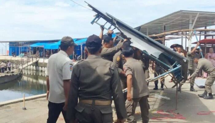 Satpol PP dan Dinas Pariwisata Tertibkan PKL di Kawasan Wisata Batu Malin Kundang