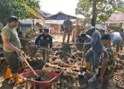 Personel Satpol PP Padang Bantu Pengangkatan Lumpur Pascabanjir