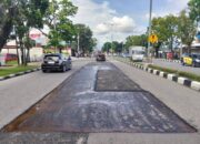 Usai Banjir Jalan Banyak Berlobang, Dinas PUPR Lakukan Penambalan
