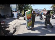 Warga di Padang Keluhkan Iklan Milik Pedagang Tutupi Akses Jalan, Satpol PP Lakukan Penertiban
