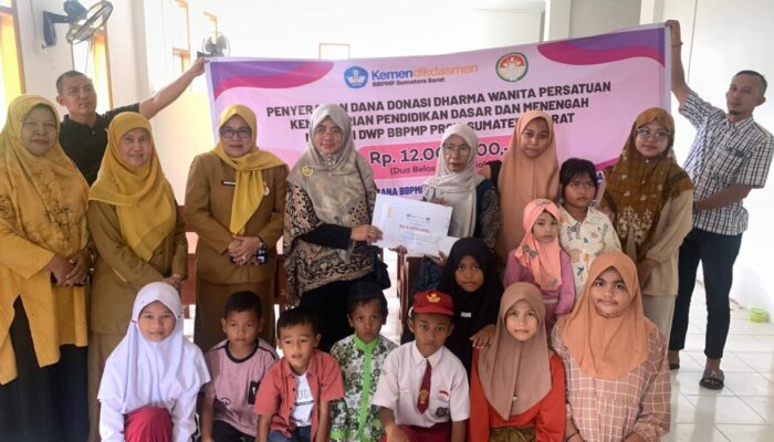 Sekolah Hanyut Disapu Banjir, Pelajar SDN 49 Batang Kabung Terima Bantuan School Kit