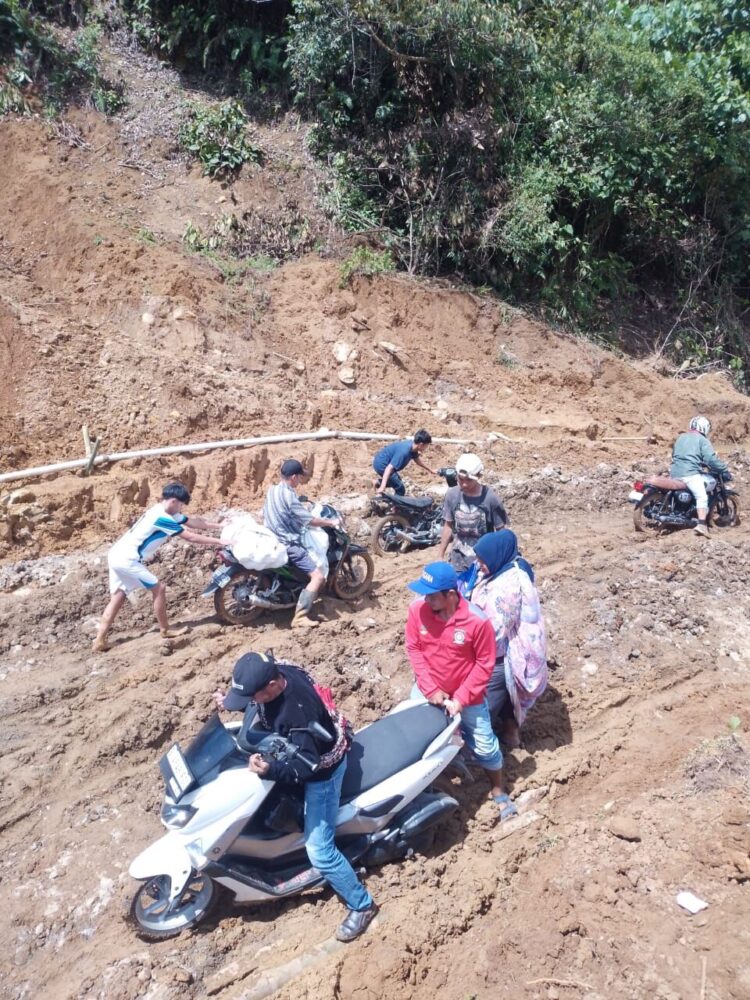 Bergerak menuju Jorong Harapan Tinggam, Nagari Sinuruik, Kabupaten Pasaman Barat, rombongan melintasi jalur yang terjal dan berbatu Sabtu (6/12). Akses yang terbatas membuat perjalanan harus ditempuh dengan kewaspadaan tinggi, terutama pada musim hujan ketika tanah licin dan rawan longsor. Kondisi ini menjadi tantangan tersendiri bagi masyarakat maupun pihak yang ingin masuk ke wilayah tersebut. DOK TAGANA SUMBAR