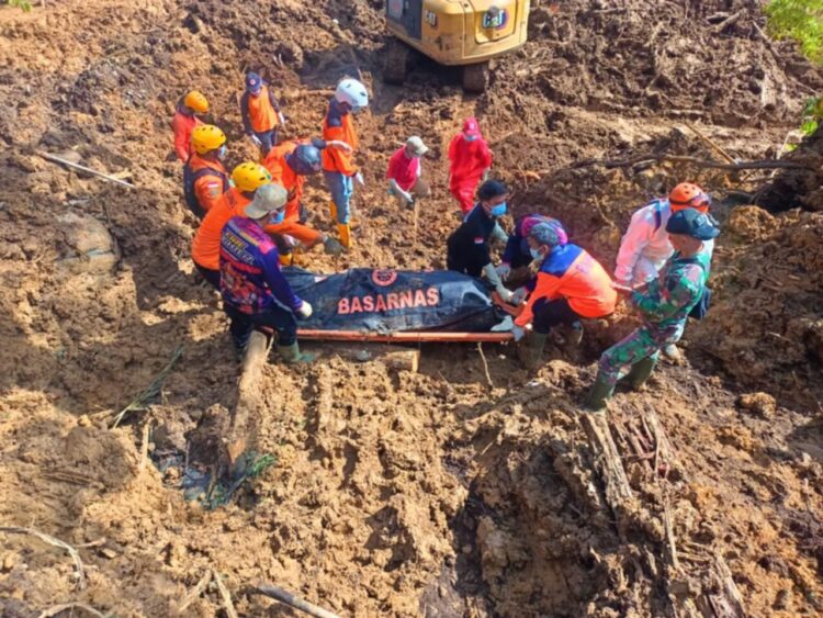 Petugas tengah melakukan proses evakuasi salah seorang korban meninggal dunia tertimbun longsor di Jorong Pincuran 7, Nagari Batipuah Baruah, Kecamatan Batipuah, Kabupaten Tanah Datar, Rabu (3/12) pagi. Ratusan orang hingga kini masih dilaporkan hilang akibat bencana banjir dan longsor yang melanda sejumlah daerah di Sumbar sepanjang pekan lalu. IST