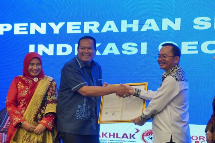 Kepala Kantor Wilayah Kementerian Hukum (Kemenkum) Sumatera Barat (Sumbar), Dr. Alpius Sarumaha, S.H., M.H. menyerahkan Sertifikat Indikasi Geografis Sulaman Kapalo Panitik Nareh pada Wali Kota Pariaman, Yota Balad. IST