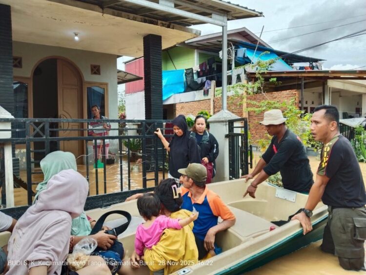 Proses evakuasi warga, beberapa hari lalu. Kini BPBD Kota Padang masih mendata kerugian dan yang lainnya. IST