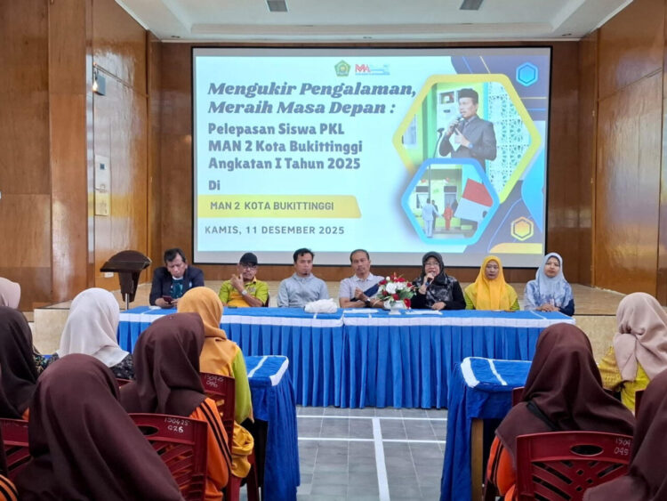 Kepala MAN 2 Bukittinggi melepas siswa untuk mengikuti program Praktik Kerja Lapangan (PKL), Kamis (11/12). YURSIL