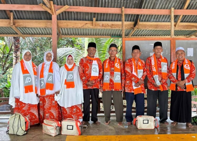 Jemaah umrah PT Permata Fansa Gemilang. Tersedia penawaran Umrah terjangkau melalui Paket Umrah Ekonomis 13 Hari untuk keberangkatan awal tahun 2026. EKIE NOPRISMOND