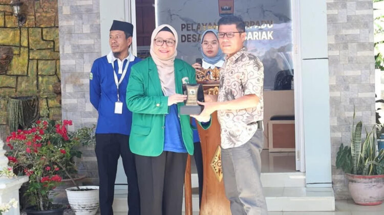 Dekan Fakultas Farmasi Universitas Andalas Padang, Fatma Sri Wahyuni memperkenalkan inovasi teh celup berbahan mengkudu sebagai produk kesehatan dan ekonomi masyarakat, Sabtu (8/11). MITHA