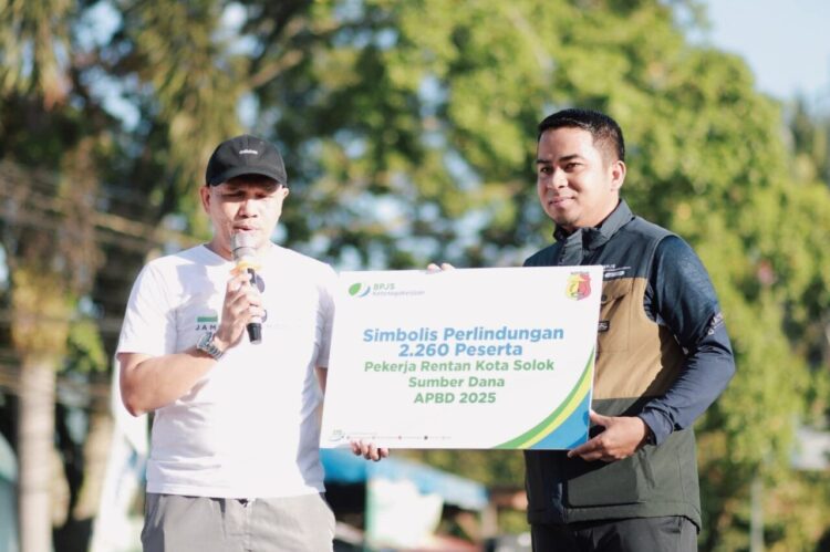 Pemerintah Kota Solok meluncurkan program perlindungan bagi 2.260 pekerja rentan. IST