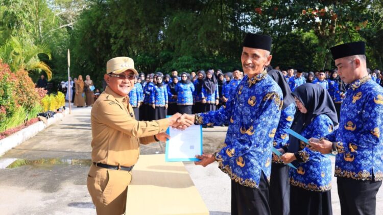 Pemerintah Kabupaten Padang Pariaman kembali memperkuat jajaran aparatur sipil negara melalui pelantikan Pegawai Pemerintah dengan Perjanjian Kerja (PPPK) Paruh Waktu, Senin (29/12). RATNA