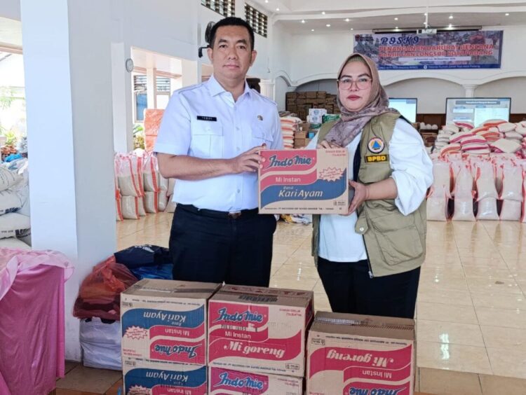 Disdukcapil Kota Padang berikan pelayanan adminduk bagi warga yang terdampak bencana. IST