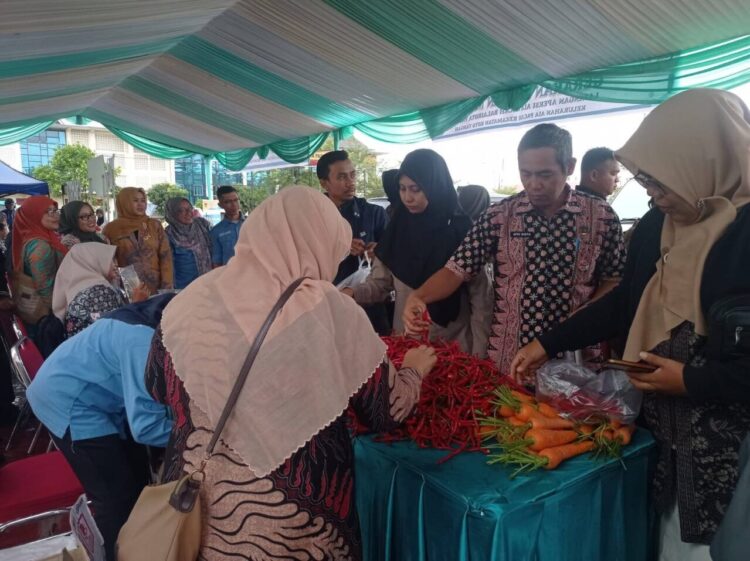 Dinas Perikanan dan Pangan Kota Padang menggelar Gerakan Pangan Murah (GPM) di Lapangan Tugu Apeksi Balai Kota Padang, Kamis (11/12). IST