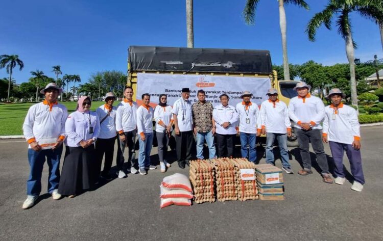 Kepala Unit PT Japfa Comfeed Sumbar Andriawan Yudihananto dan team, berfoto bersama Gubernur Sumbar Mahyeldi Ansharullah usai menyerahkan bantuan untuk korban bencana di Sumbar, Rabu (3/12). IST