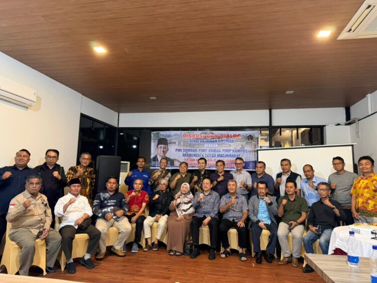 Sejumlah tokoh masyarakat, pers, dan akademisi berfoto bersama dalam diskusi dan dialog terbuka yang digelar Senator Irman Gusman dan PWI Sumbar di Rumah Makan Suasso, Kota Padang, Senin (15/12) malam. Dalam diskusi tersebut disepakati bahwa Sumbar membutuhkan orkestrasi pemulihan bencana yang lebih terukur dan berkeadilan. IST