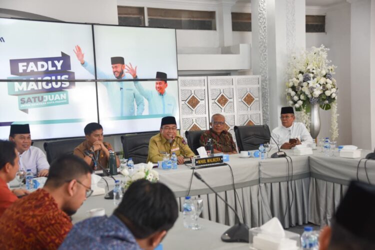 Wawako Maigus Nasir saat memimpin Rapat Pembentukan Pengurus KDEKS Kota Padang yang digelar di Palanta Rumah Dinas Wali Kota Padang, Senin (29/12). IST