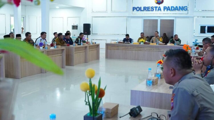 Rapat Koordinasi Lintas Sektoral Operasi Lilin Singgalang 2025 di Aula Tuah Sakato Polresta Padang, Selasa (16/12). IST