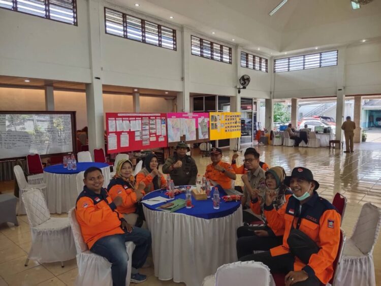 Pertemuan Pemko Padang dengan perwakilan dari 5 FKSB kecamatan se-Kota Padang di Posko Utama Tanggap Darurat di Rumah Dinas Wali Kota Padang, Senin (22/12). IST