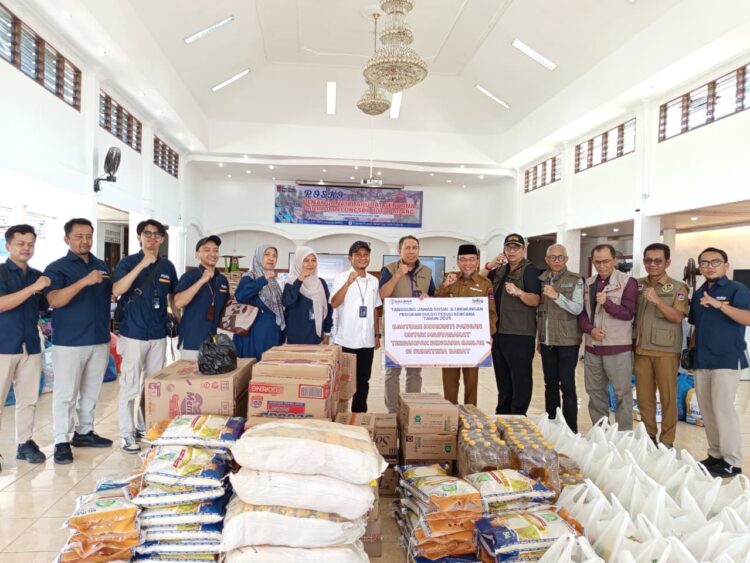 Perum Bulog serahkan secara simbolis bantuan logistik kepada Wakil Wali Kota Padang, Maigus Nasir, di Posko Utama Tanggap Darurat Kota Padang, Selasa (2/12). IST