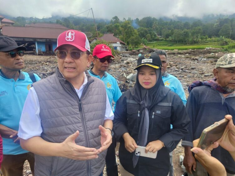 Anggota Dewan Perwakilan Daerah (DPD) RI, Irman Gusman, bersama tim tanggap bencana yang dibentuknya, meninjau langsung lokasi bencana tanah longsor di Kenagarian Toboh, Kecamatan Malalak, Jumat (5/12) pagi. IST
