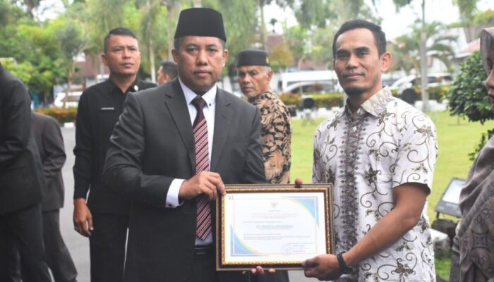 Pemkab Agam Beri Penghargaan Wajib Pajak Disiplin