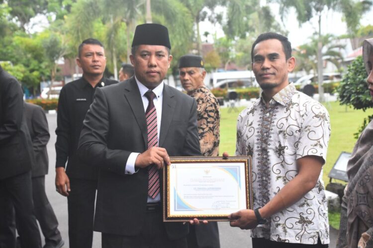 Pemerintah Kabupaten (Pemkab) Agam memberikan penghargaan kepada para wajib pajak, perangkat daerah pengelola pendapatan asli daerah (PAD), pemerintah nagari, dan pejabat pembuat akta tanah (PPAT) berprestasi tahun 2025. IST