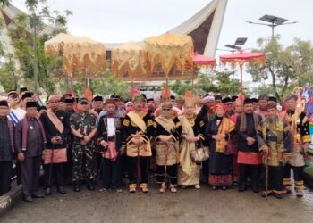 Dikukuhkan Jadi Bagindo Nan Kuniang, Dr. Rahyussalim Dorong Kerja Sama Minang-Internasional