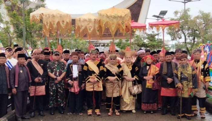 Dikukuhkan Jadi Bagindo Nan Kuniang, Dr. Rahyussalim Dorong Kerja Sama Minang-Internasional