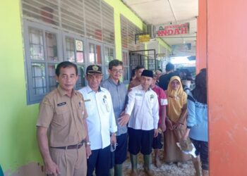Di Lokasi Banjir Bandang, Kakanwil Kemenag Sumbar Kunjungi SMA 12 Padang