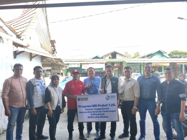 Penyerahan bantuan dilakukan langsung oleh Branch Office BRI Lubuk Sikaping, Muhammad Sulaiman pada dua titik lokasi terdampak.