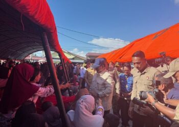 Presiden Prabowo Bagikan Bantuan Sembako saat Meninjau Korban Bencana di Padang Pariaman