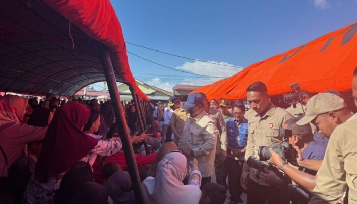 Presiden Prabowo Bagikan Bantuan Sembako saat Meninjau Korban Bencana di Padang Pariaman