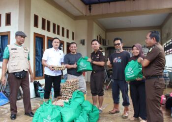 Kejati Sumbar Salurkan Bantuan Warga Terdampak Bencana di Padang