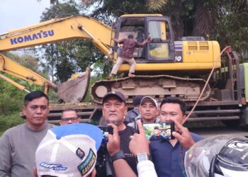 Tinjau Lokasi via Motor Trabas, Wabup Pasbar Pastikan Alat Berat Mulai Beroperasi pada Rabu Pagi