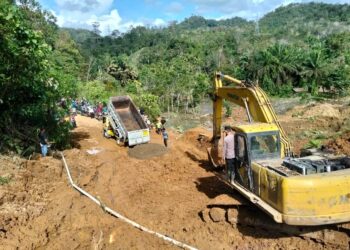 Respon Cepat Tanggap Bencana, Polres Pasbar melalui Polsek Talamau Pimpin Pembuatan Jalan Darurat di Lokasi Longsor Pasanggiang
