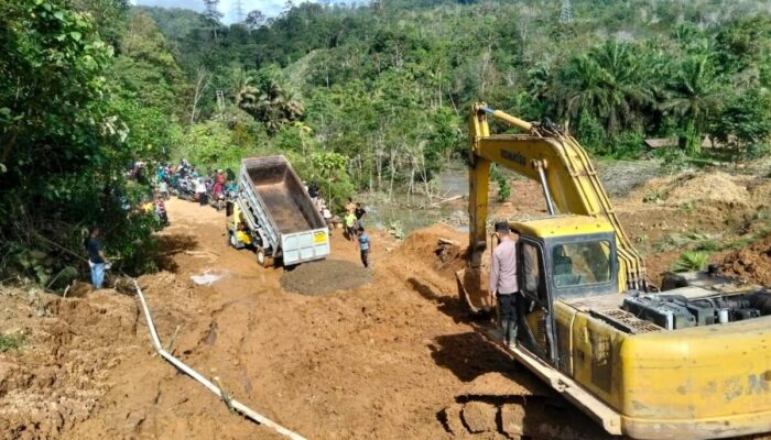 Respon Cepat Tanggap Bencana, Polres Pasbar melalui Polsek Talamau Pimpin Pembuatan Jalan Darurat di Lokasi Longsor Pasanggiang