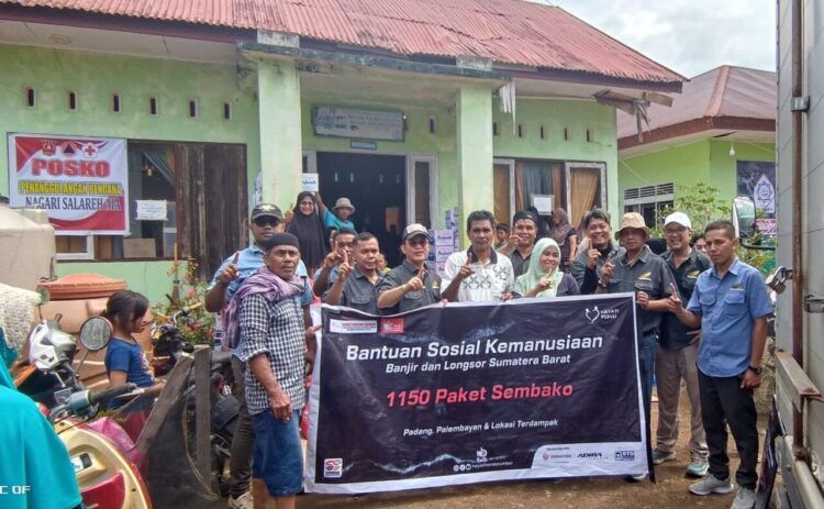 PT. Hayati Pratama Mandiri (HPM) selaku Main Dealer Sepeda Motor Honda Sumbar kembali menunjukkan kepeduliannya terhadap masyarakat Sumatera Barat dengan menyalurkan 500 paket sembako kepada warga yang terdampak bencana banjir dan longsor di Palembayan, Kabupaten Agam, Selasa (2/12).DOK AFRIANITA