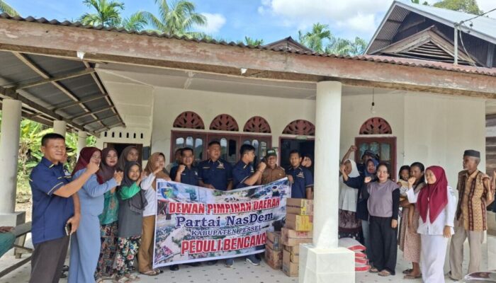 NasDem Pesisir Selatan Salurkan Bantuan Bagi Korban Banjir di IV Jurai