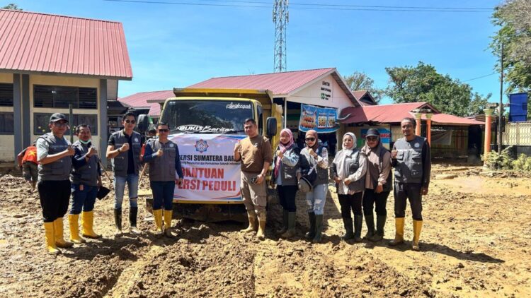 Asosiasi Pengembang Perumahan dan Permukiman Seluruh Indonesia (Apersi) Sumatera Barat mengerahkan bantuan tenaga dan armada guna mempercepat proses pembersihan pascabencana di SMA Negeri 12 Padang di Kecamatan Nanggalo, Rabu (3/12). AFRIANITA