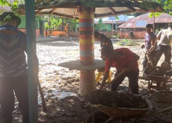 Polsek Bayang Kerahkan Personel Bersihkan SD 19 Tanjung Durian yang Terdampak Lumpur