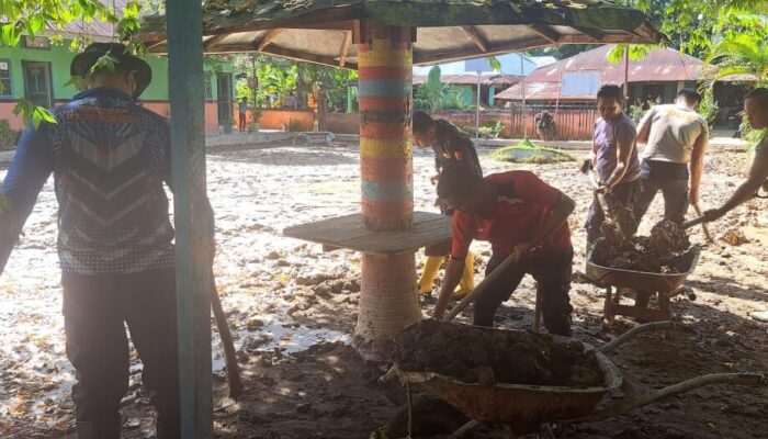 Polsek Bayang Kerahkan Personel Bersihkan SD 19 Tanjung Durian yang Terdampak Lumpur