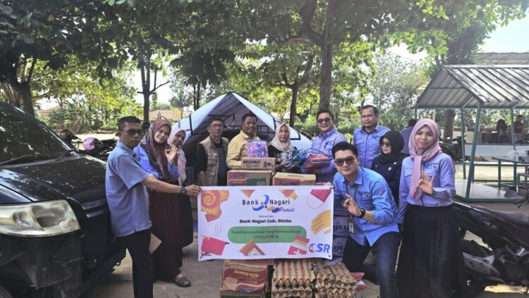Bank Nagari Cabang Siteba menunjukkan kepedulian terhadap masyarakat terdampak bencana dengan menyalurkan bantuan untuk korban banjir bandang di Kelurahan Surau Gadang, Kecamatan Nanggalo, Kamis (4/12).DOK AFRIANITA